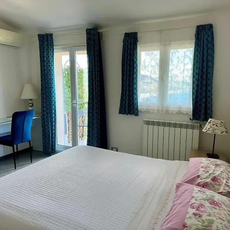 Blue Sky House לינה וארוחת בוקר 3*